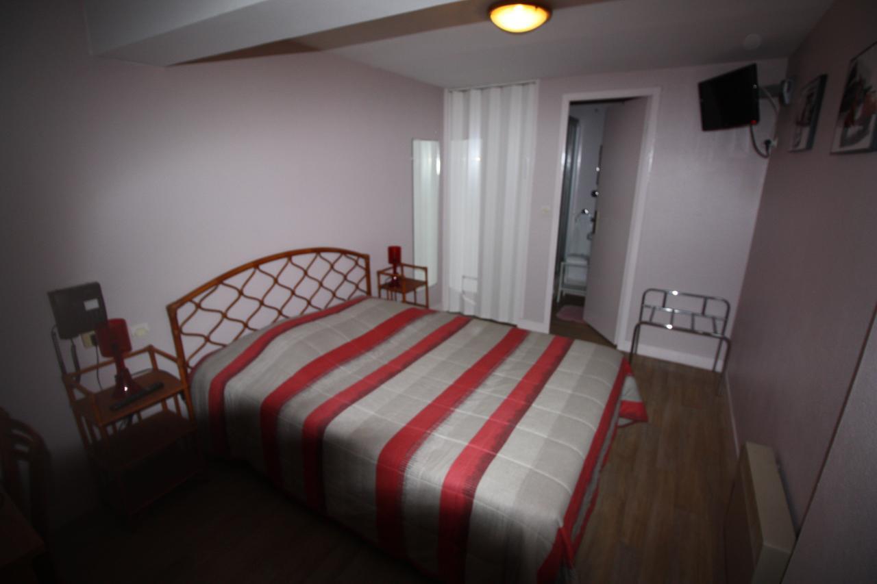 Hotel Restaurant Les Deux Sapins Cailly-sur-Eure Chambre photo