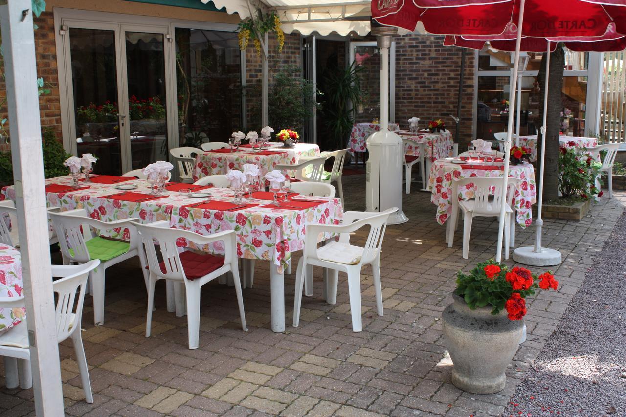 Hotel Restaurant Les Deux Sapins Cailly-sur-Eure Extérieur photo