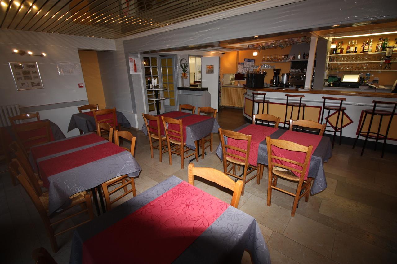 Hotel Restaurant Les Deux Sapins Cailly-sur-Eure Extérieur photo