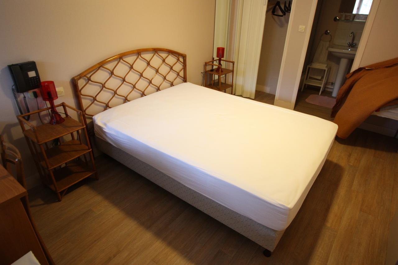 Hotel Restaurant Les Deux Sapins Cailly-sur-Eure Chambre photo