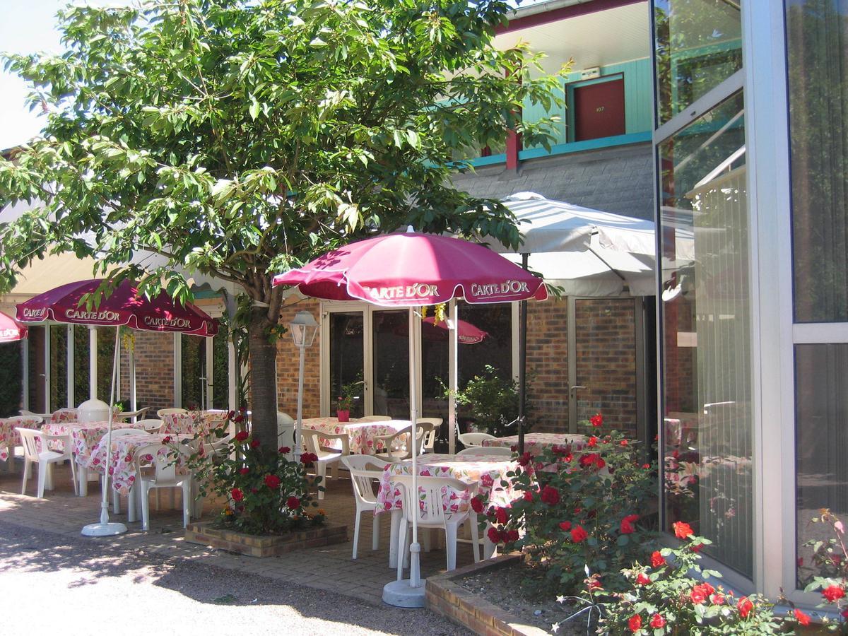 Hotel Restaurant Les Deux Sapins Cailly-sur-Eure Extérieur photo