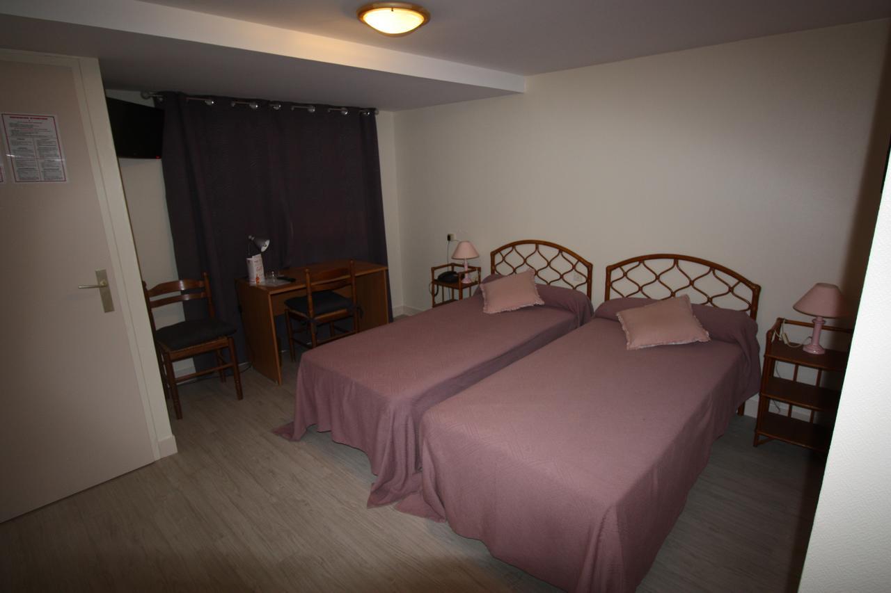 Hotel Restaurant Les Deux Sapins Cailly-sur-Eure Extérieur photo